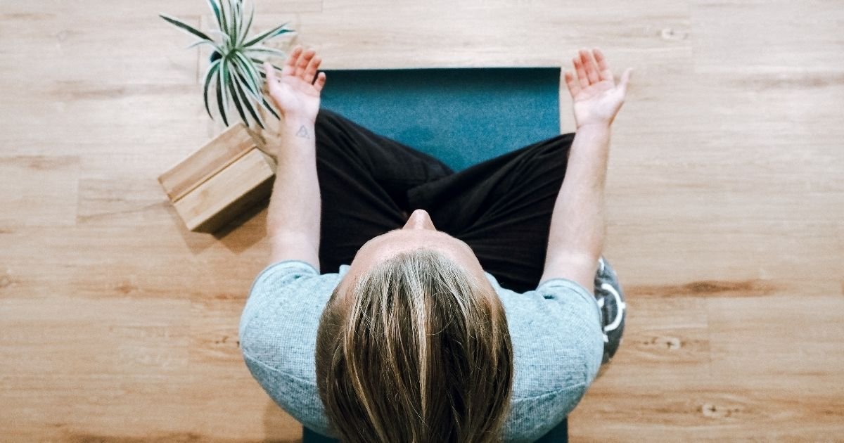 Yoga terapêutica trata doenças físicas e psicológicas 
